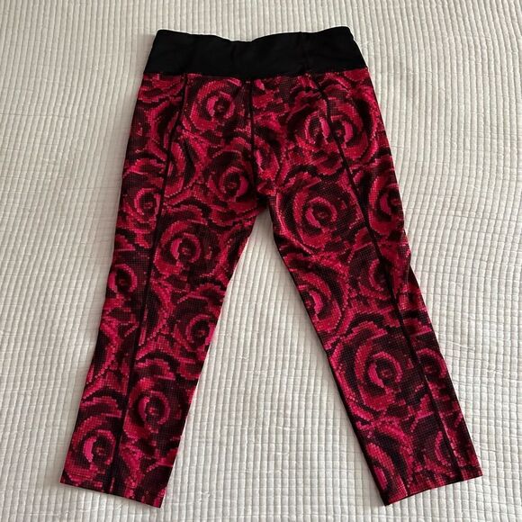 Betsey Johnson red rose, athletic Capri tights. - Picture 3 of 6